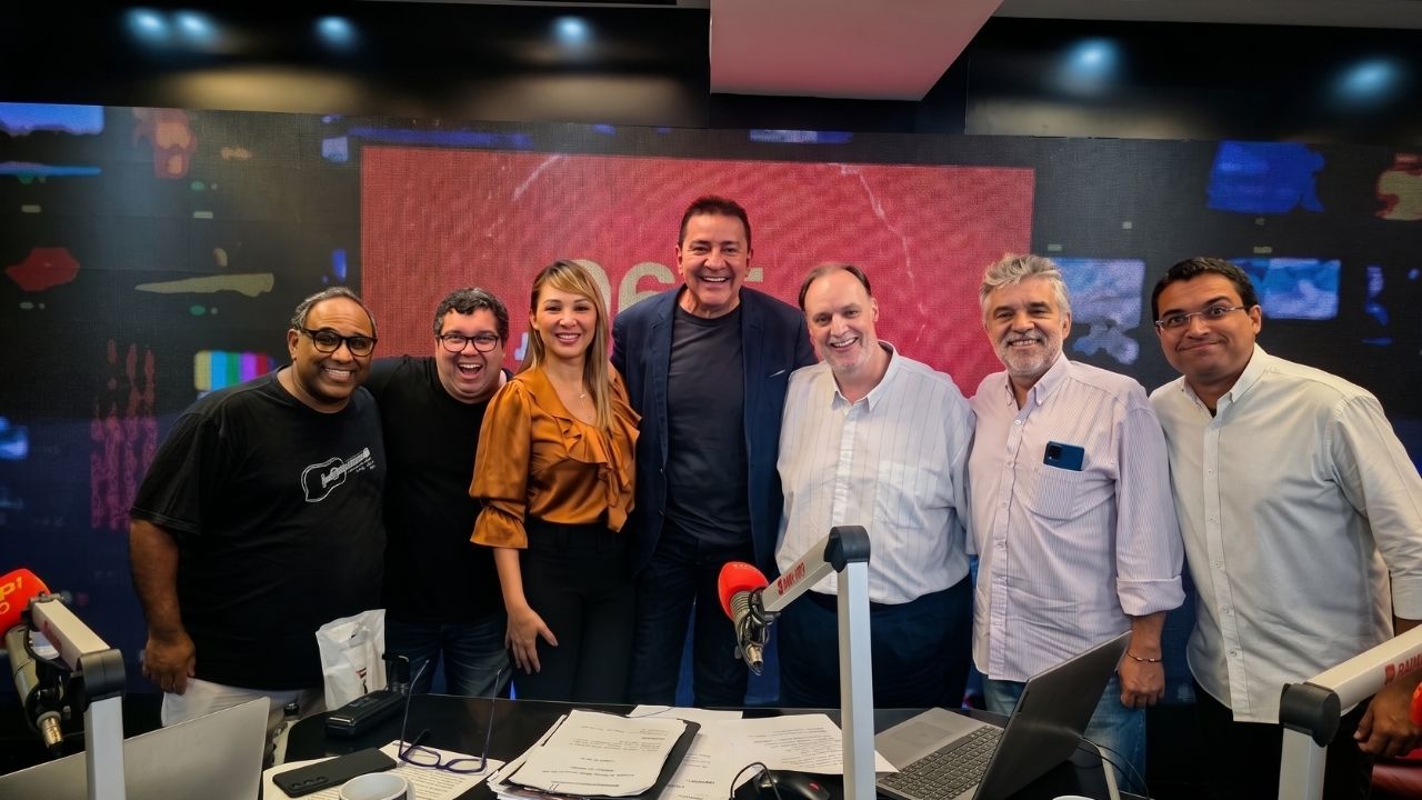Mário Belisário posa ao centro com seis colegas no estúdio da Super Rádio Tupi em seu último programa na madrugada