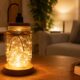 Utilizando potes de vidro e luzes de LED, crie estas belas luminárias para decorar sua casa