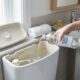 Por que colocar vinagre no vaso sanitário? A solução simples para um problema básico de banheiro