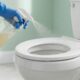 Sem água sanitária nem produto caro: o truque caseiro para limpar o banheiro rapidamente