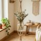 Colar-de-pérolas em vaso suspenso combina com decoração boho e transforma cantos simples