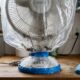Coloque um saco plástico sobre o ventilador e ligue: a poeira some em 8 minutos sem desmontar nada