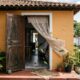 Essa solução simples pode vedar porta e janela para diminuir vento, poeira e barulho em casa