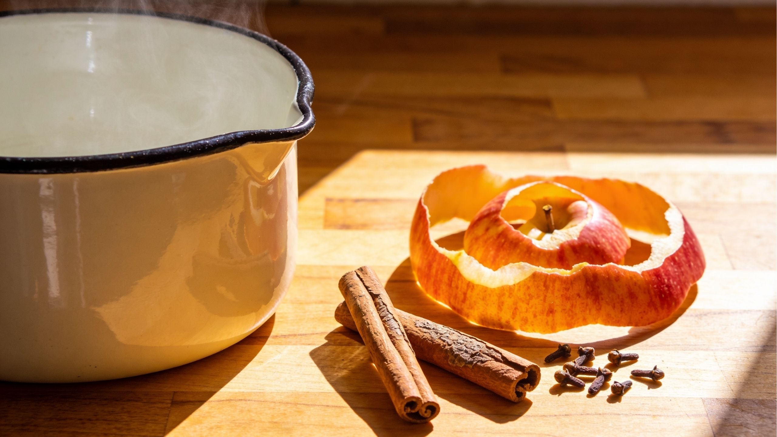 Ferver casca de maçã com canela: o truque simples que deixa a casa perfumada e aconchegante