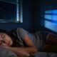 O que significa dormir com a televisão ligada, segundo a psicologia? O hábito pode estar ligado ao silêncio emocional