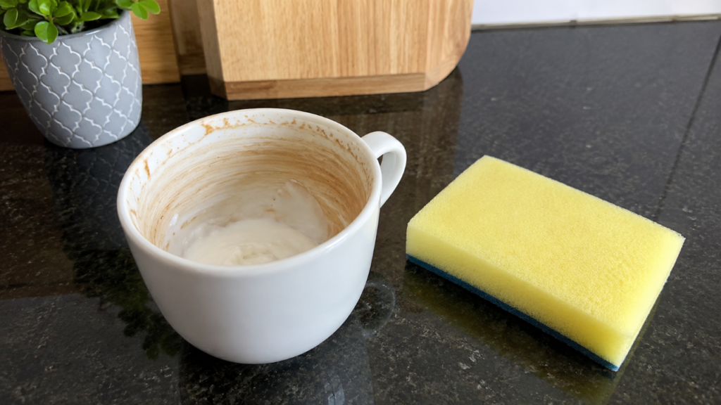 A mistura caseira que salva xícaras manchadas de café antes que você pense em jogar fora