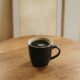 A xícara que desperta também pode incomodar: quando o café em jejum vira um problema