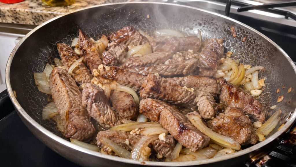 Selar bem a carne antes do molho ajuda a deixar o prato mais saboroso e encorpado