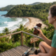 A antiga vila do chocolate se reinventou com o surfe e hoje conquista turistas com praias cercadas por floresta tropical