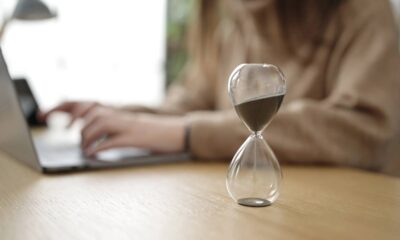 Por que o tempo parece passar mais rápido com a idade? A explicação vai além do calendário