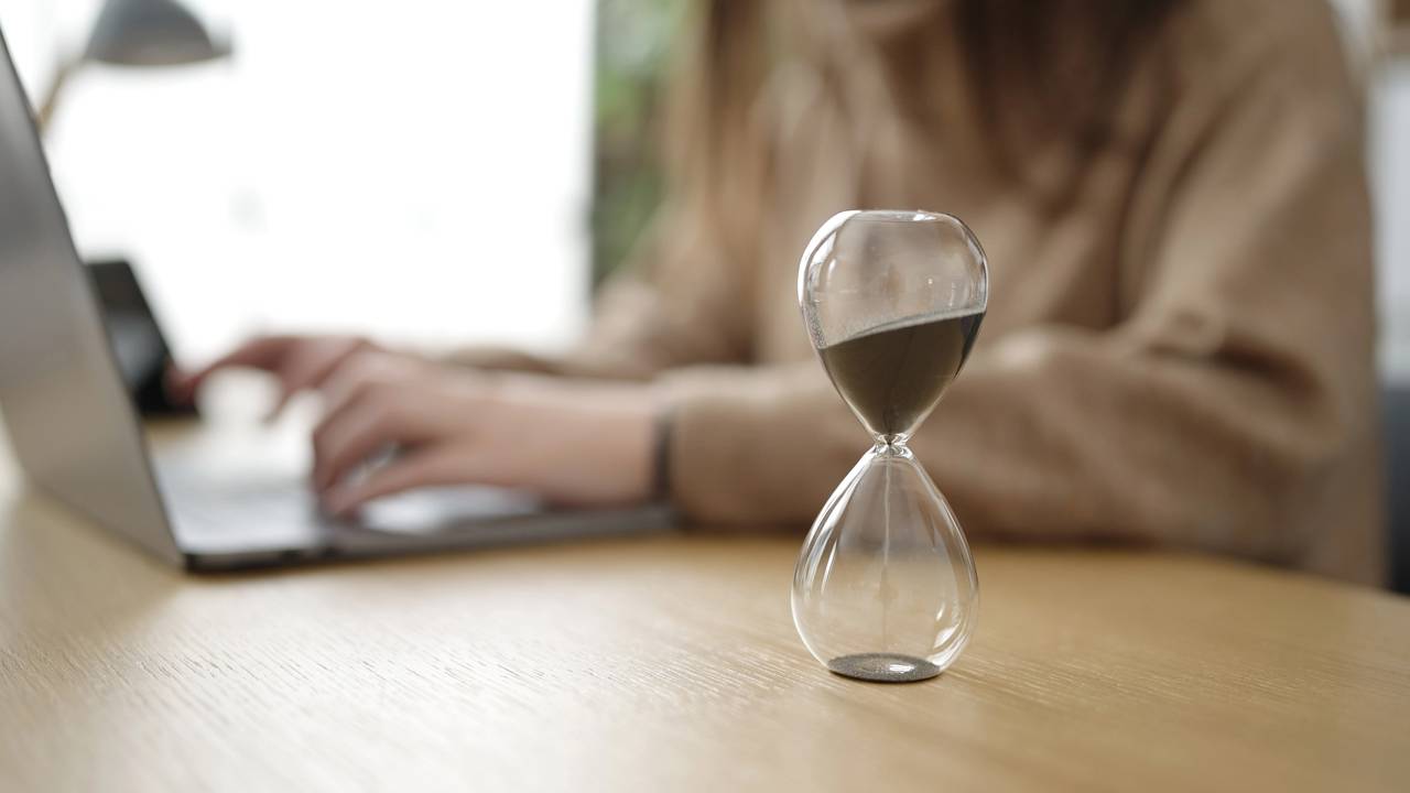 Por que o tempo parece passar mais rápido com a idade? A explicação vai além do calendário