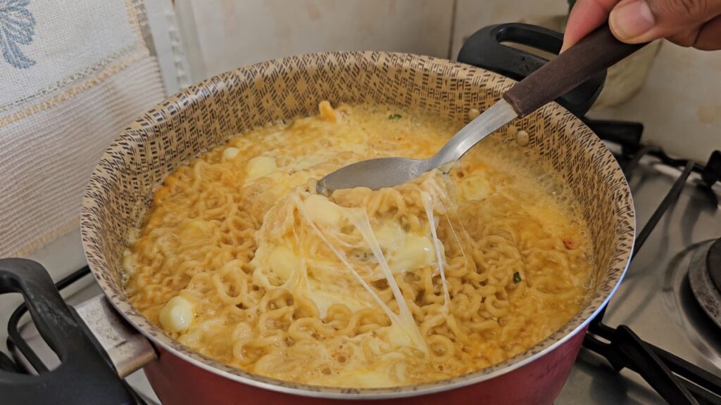 Misturar o queijo aos poucos ajuda a criar um molho mais cremoso e uniforme