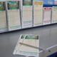 Displays de loteria da Caixa com volantes como Mega da Virada e uma caneta sobre o balcão.