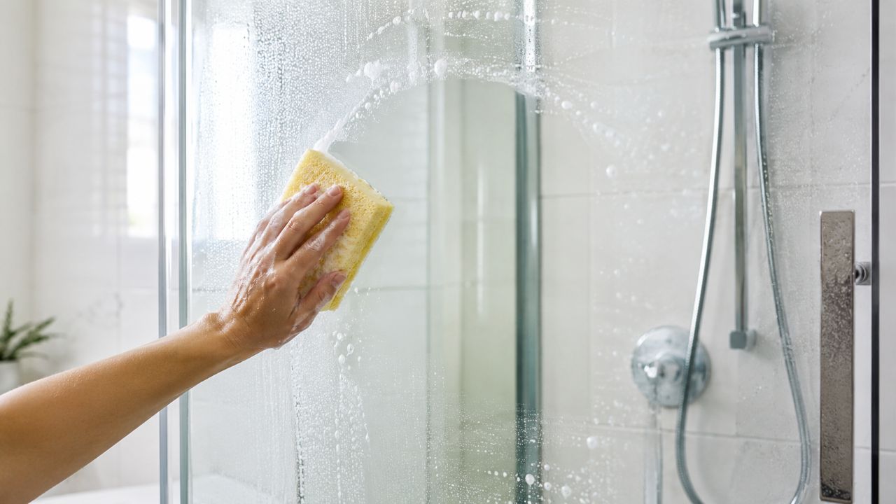 Mistura com 3 ingredientes ajuda a remover gordura e renovar o box