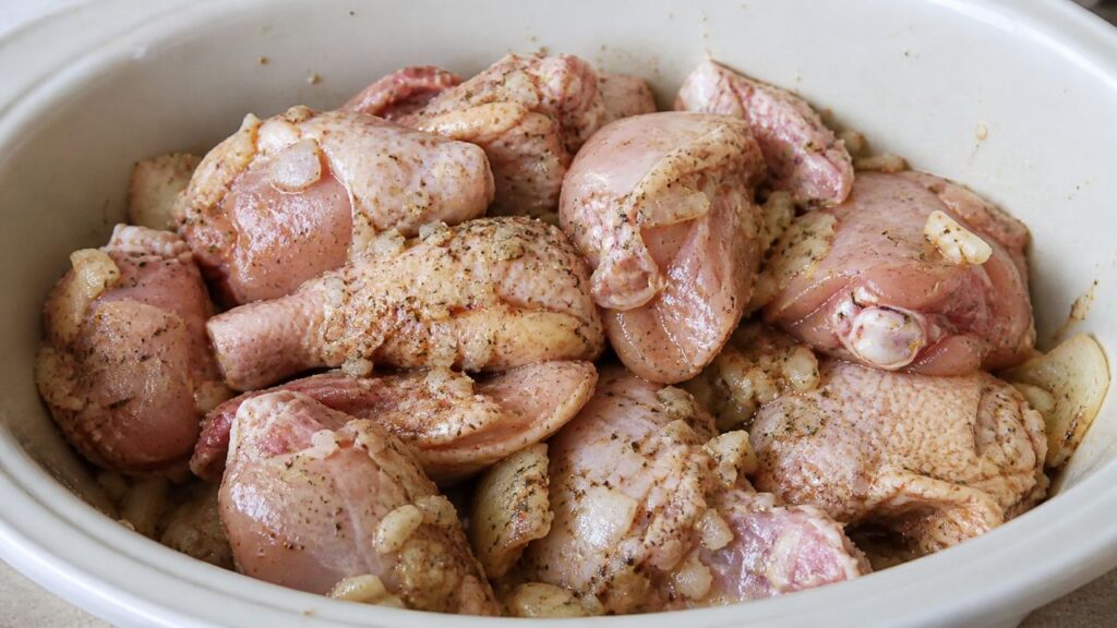 Como fazer frango suculento na fritadeira elétrica sem deixar a carne seca ou sem graça