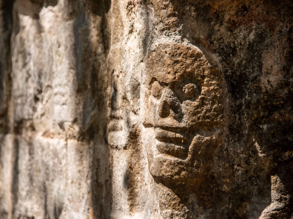 Operários que construíam uma ferrovia encontraram um altar de mil anos cercado por crânios humanos