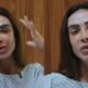 Mulher com linha de transplante capilar marcada na testa e sobrancelhas desenhadas, em veste médica.