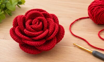Rosa de crochê 3D conquista iniciantes com técnica simples e efeito delicado