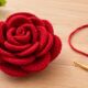 Rosa de crochê 3D conquista iniciantes com técnica simples e efeito delicado