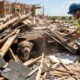 Eles ouviram gritos vindos dos destroços do tornado, até que uma cabeça surgiu