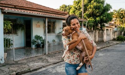 Cadela pitbull adotada precisa ser carregada para se sentir segura e conquista nova família