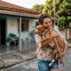 Cadela pitbull adotada precisa ser carregada para se sentir segura e conquista nova família
