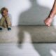 Quem recebeu muitos castigos na infância pode desenvolver essas características na vida adulta, segundo a psicologia