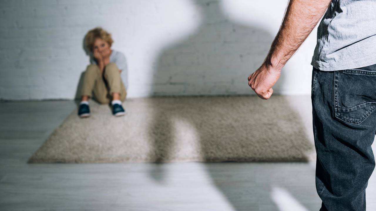 Quem recebeu muitos castigos na infância pode desenvolver essas características na vida adulta, segundo a psicologia