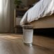 Colocar um copo de água com vinagre e sal embaixo da cama à noite: para que serve e como fazer