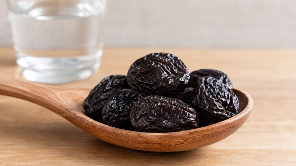Fibras e sorbitol explicam a fama da fruta no funcionamento intestinal