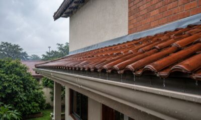 Revisar calhas e rufos antes da chuva ajuda a evitar goteiras