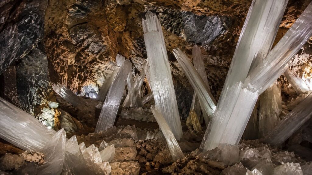 A Caverna dos Cristais impressiona pelos cristais monumentais formados em condições extremas