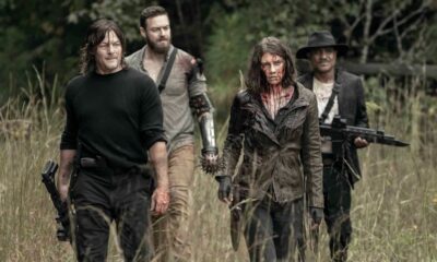Daryl Dixon, Aaron, Maggie Rhee e Gabriel Stokes caminham, Maggie ensanguentada, em floresta.