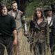 Daryl Dixon, Aaron, Maggie Rhee e Gabriel Stokes caminham, Maggie ensanguentada, em floresta.