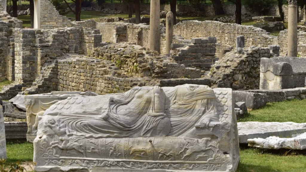 Arqueólogos estavam escavando perto de um shopping center e descobriram uma propriedade romana de 2.000 anos