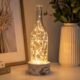 Garrafa vazia vira luminária elegante com gesso e luzes de LED