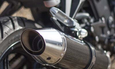 Moto pipocando na reduzida pode indicar falha escondida que afeta desempenho e aumenta desgaste