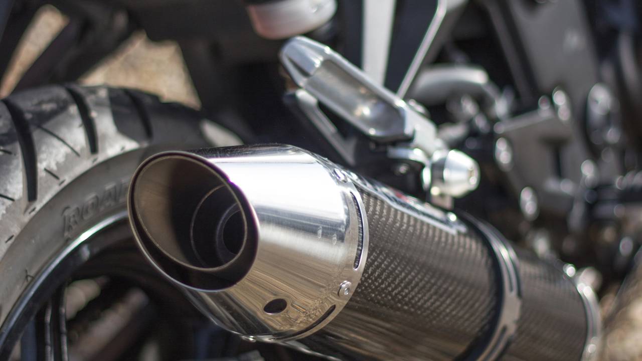 Moto pipocando na reduzida pode indicar falha escondida que afeta desempenho e aumenta desgaste