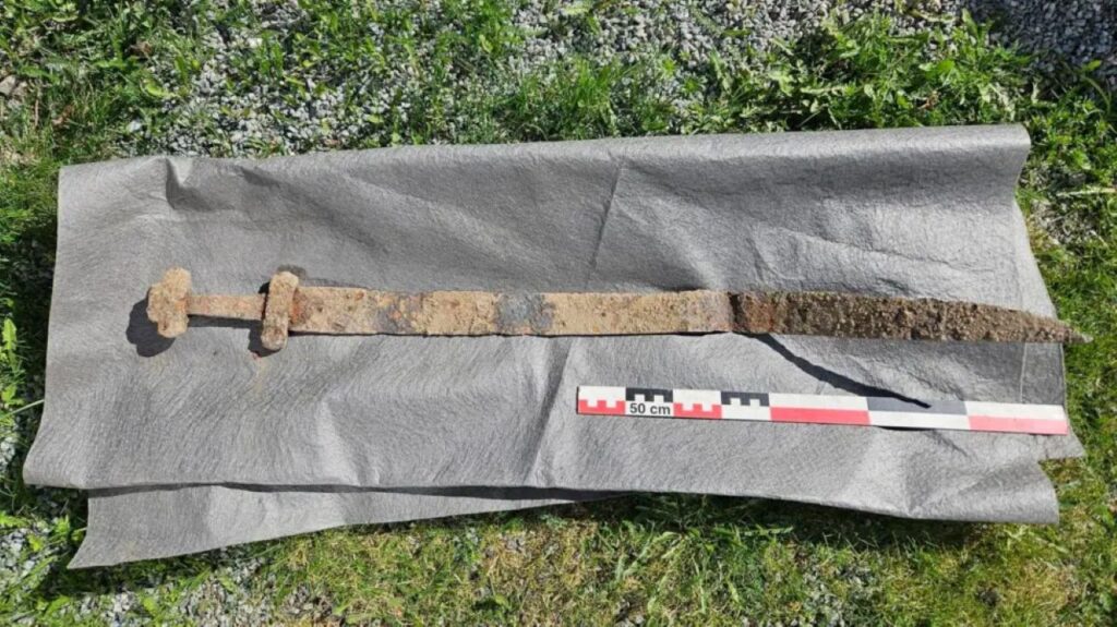 Criança de 6 anos acha uma espada viking de 1300 anos durante passeio escolar