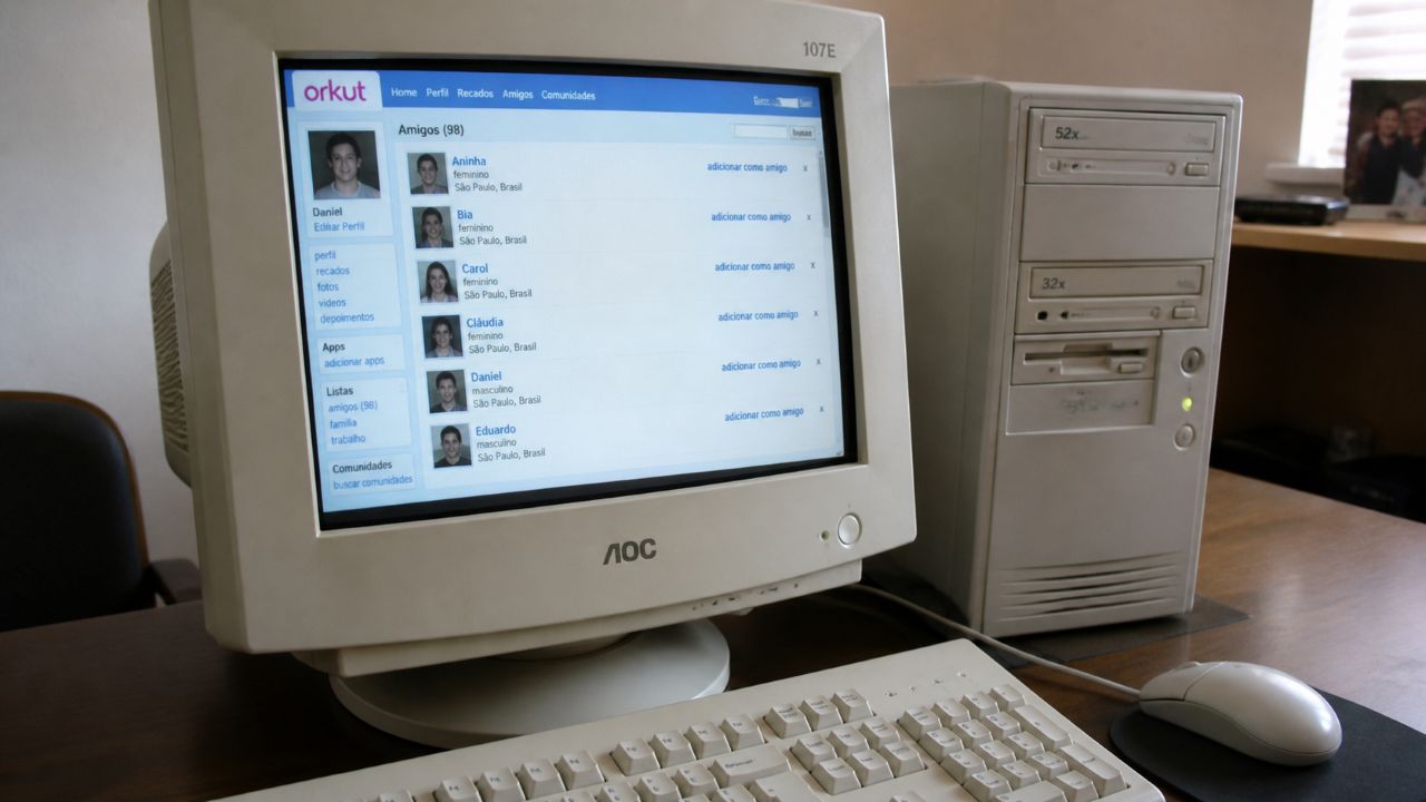 Como eram as redes sociais antes dos algoritmos e por que a internet parecia mais simples naquela época