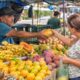 As pessoas que preferem comprar na feira em vez do aplicativo não é que rejeitem a praticidade, mas sim que buscam, sem perceber, interações breves que a psicologia associa a mais sensação de pertencimento e redução da sensação de solidão