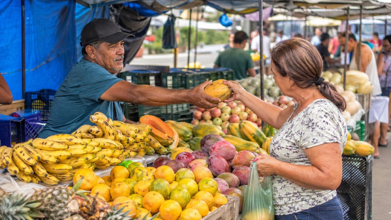 As pessoas que preferem comprar na feira em vez do aplicativo não é que rejeitem a praticidade, mas sim que buscam, sem perceber, interações breves que a psicologia associa a mais sensação de pertencimento e redução da sensação de solidão
