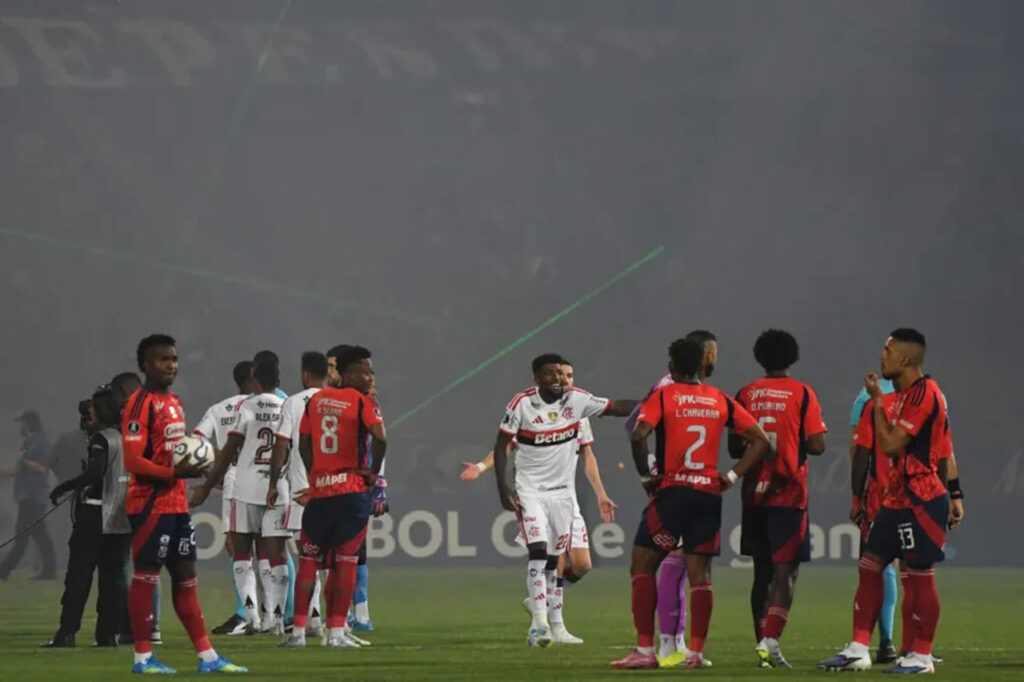 Caos em Medellín pode dar vitória histórica ao Flamengo após jogo cancelado