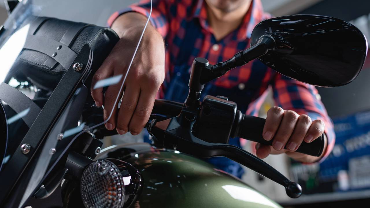 Como ajustar o freio da moto sem mecânico e evitar sustos no trânsito