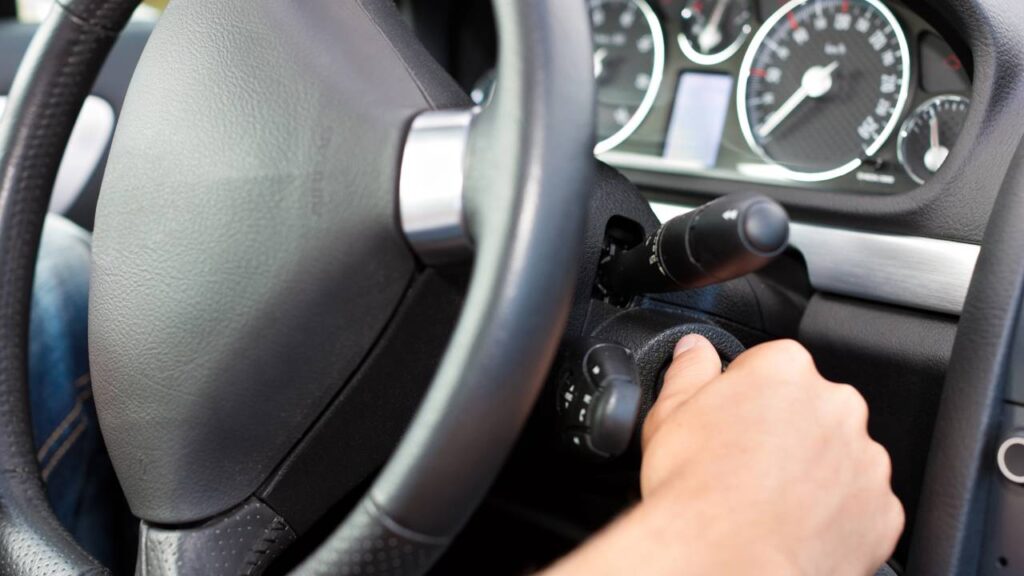 Seu carro faz ‘tac tac’ e não pega? O defeito invisível que pode ser uma falha cara no carro