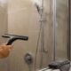 Hóteis 5 estrelas usam esse truque para deixar o box de vidro do banheiro transparente e brilhoso sem gastar com produto caro