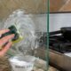 Lavar os vidros de casa com vinagre e bicarbonato: para que serve e como fazer