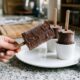 Misture só banana madura e chocolate meio amargo e faça um picolé caseiro super cremoso para matar a vontade de doce
