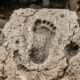 Arqueólogos encontram pegadas de 3.000 anos esculpidas em pedra