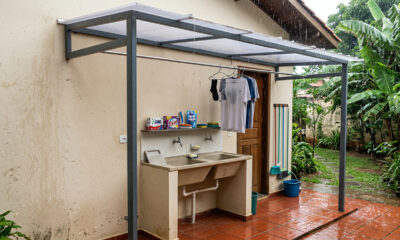 Cobertura para tanque externo protege a área de serviço da chuva com solução simples